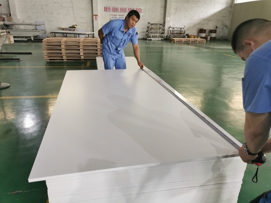 Tablero resistente ULTRAVIOLETA de la espuma del PVC de los 4x8ft 3m m con la superficie dura